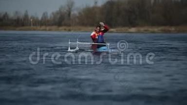 残疾运动员在河上划独木舟。 划艇，划艇，划艇.. 培训。 做皮划艇。 奥运会项目